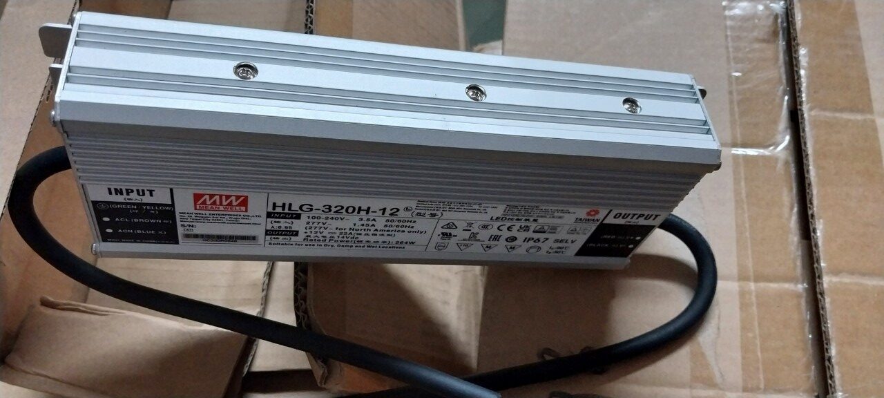 Bộ nguồn 12V ngoài trời.