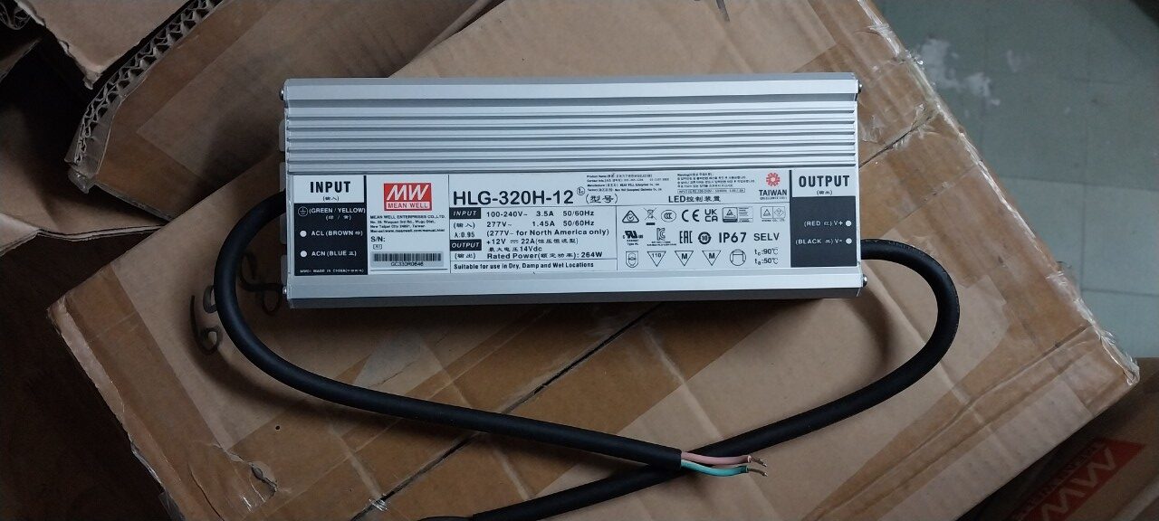 Bộ nguồn 12V ngoài trời.